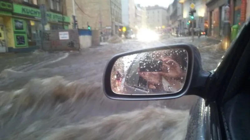 Bez komentáře: Přívalový liják na pražském Žižkově