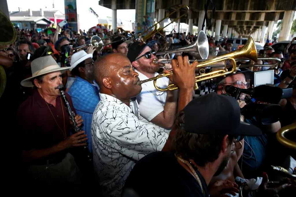 Jazzový trumpetista James Andrews hraje s kolegy během festivalového průvodu v New Orleans v Louisianě