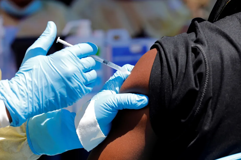 Zdravotník aplikuje injekci vakcíny proti ebole ve městě Goma.