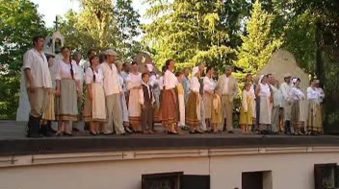 Opera Prodaná nevěsta Bedřicha Smetany pod širým nebem – na takový zážitek bylo možné vyrazit do přírodního divadla na zámku Konopiště.
