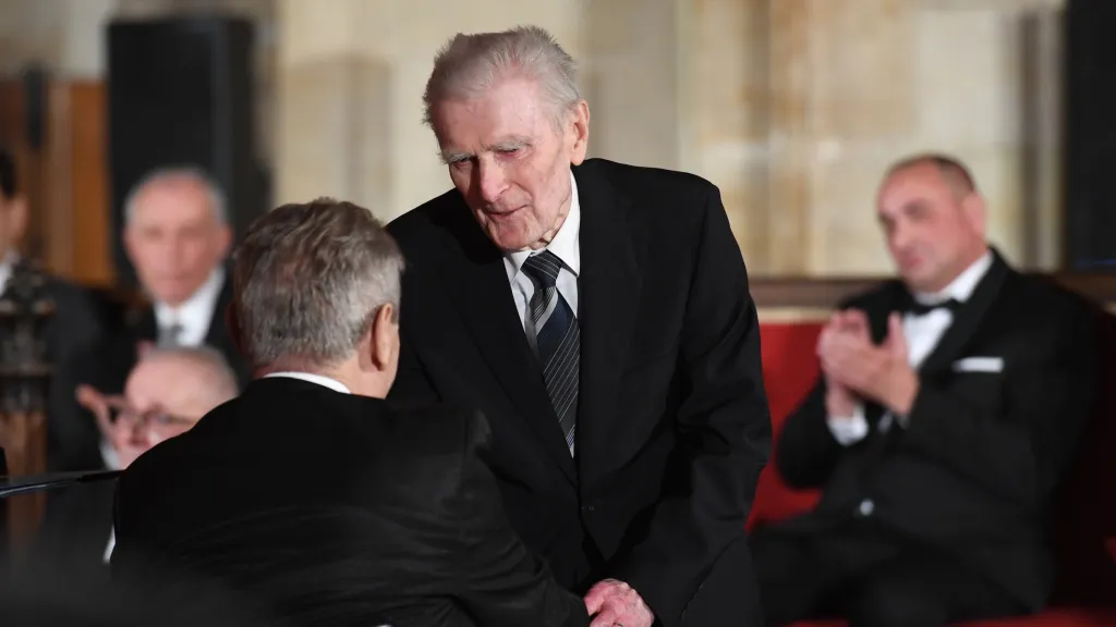 Robert Kvaček při přebírání státního vyznamenání