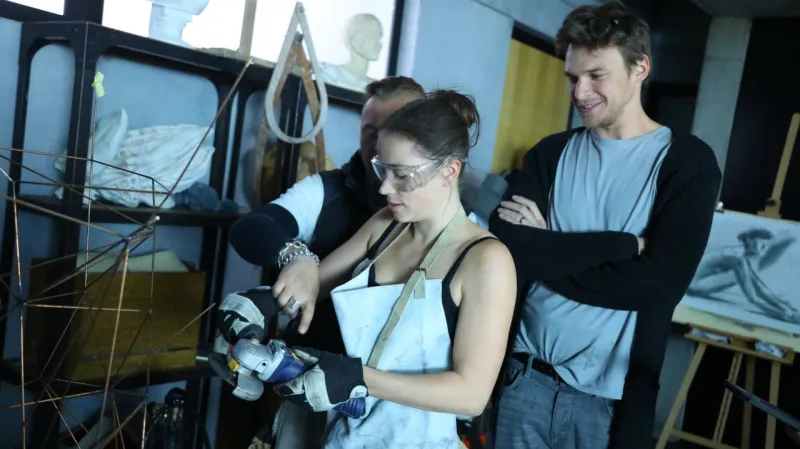 Z natáčení filmu Důvěrný nepřítel: Gabriela Marcinková, Vojtěch Dyk