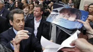 Sarkozy rozdává autogramy