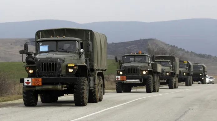 Neoznačená armádní vozidla na Krymu