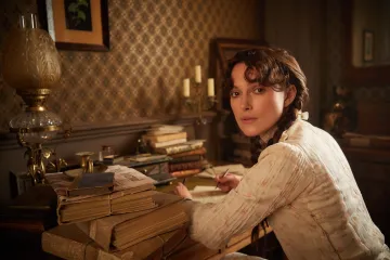 Recenze: Colette život plný vášně nežije, spíš ho jenom ukrajuje