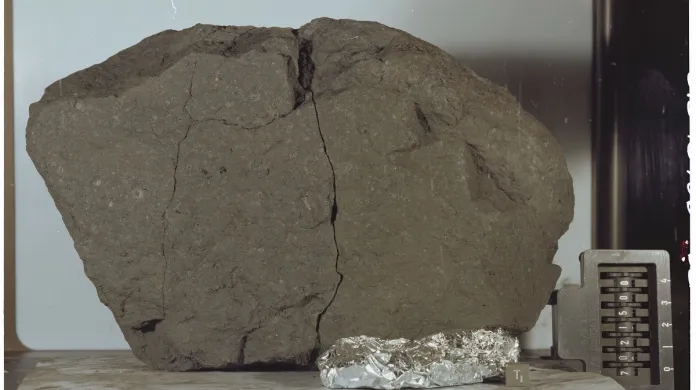 Vzorek měsíční horniny, který vzali američtí astronauti na setkání s prezidentem Trumpem