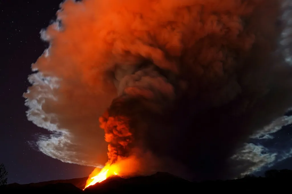 Neklidná Etna dál chrlí potoky lávy. Rudá záře je v noci vidět i desítky kilometrů daleko