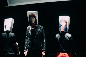 Recenze: Člověka-Veverku ohrožuje politický rentgen