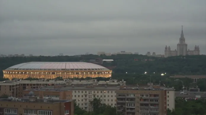 Moskevský fotbalový stadion a jeden ze Stalinových mrakodrapů