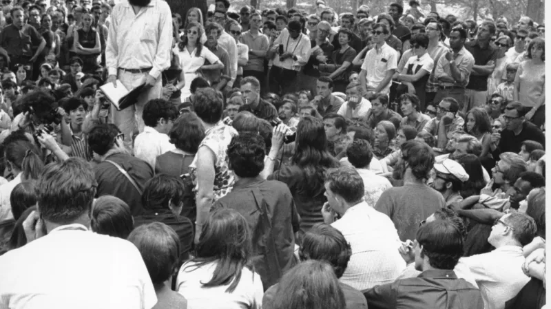 Americký básník Allen Ginsberg při veřejném čtení Kvílení v roce 1966