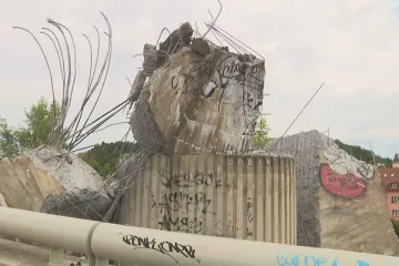 Masivní betonová plastika u Barrandovského mostu se zřítila