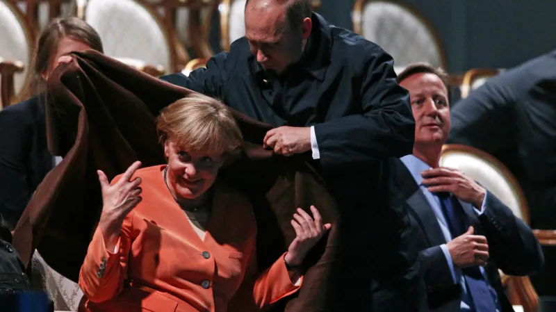 Od vojenského útoku na Sýrii se Merkelová nakonec distancovala. Požadovala shodu v Radě bezpečnosti OSN a souhlas "zarputilých odpůrců" - Ruska a Číny.