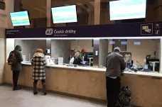 Cestující si na opraveném hlavním nádraží zatím v Brně nemají kam sednout, chybí i občerstvení