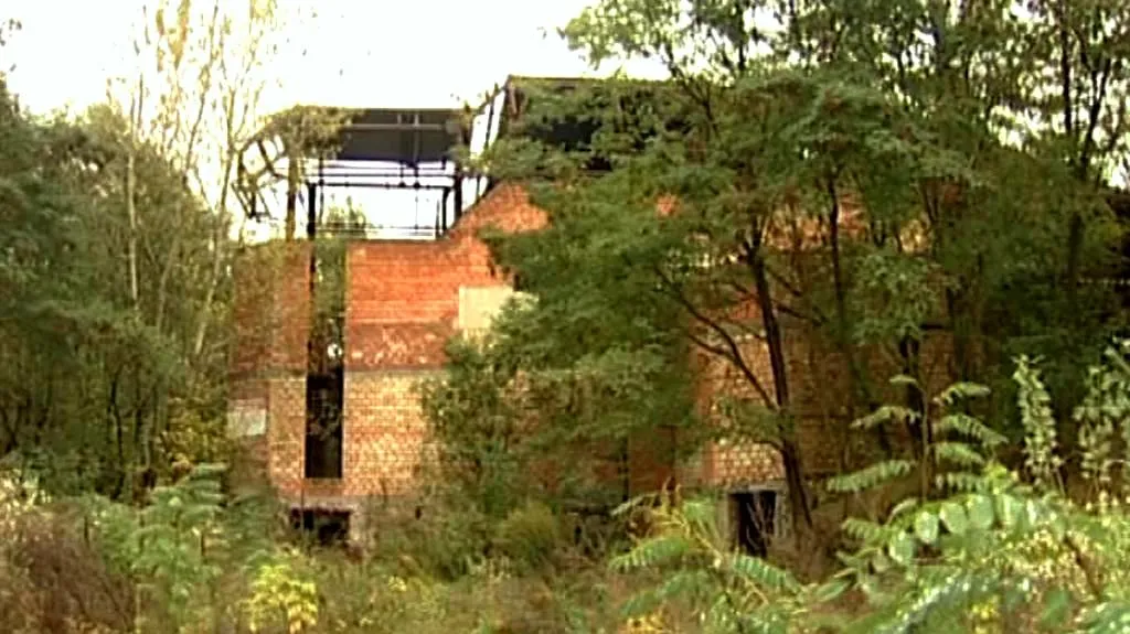 Pozemek pod zchátralou sportovní halou