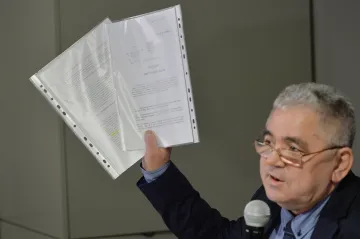 Ve Švýcarsku se potkali čestný rytíř a čestný komunista, hájil Ransdorfa organizátor akce