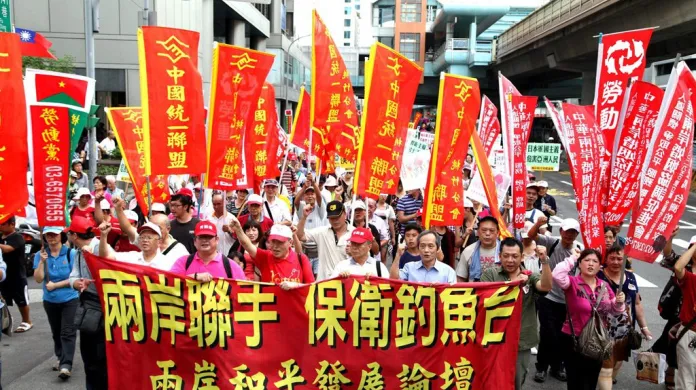 Protesty tisíců obyvatel Tchajwanu v Taipei proti japonskému záboru ostrovů