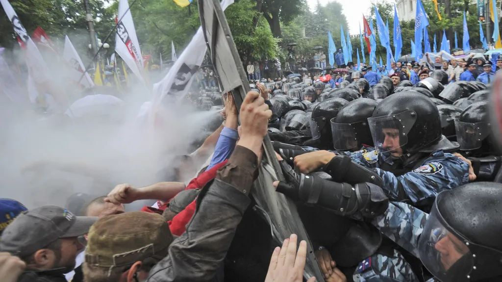 Střet demonstrantů a policie