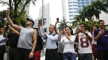 Nadšenci sledují dění v Singapuru