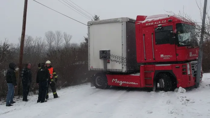 Nehoda uzavřela silnici v obci Veverská Bitýška