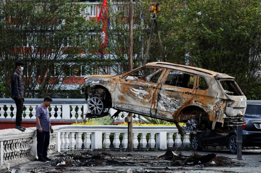 Káthmándú uklízí zdevastovaná auta z ulice