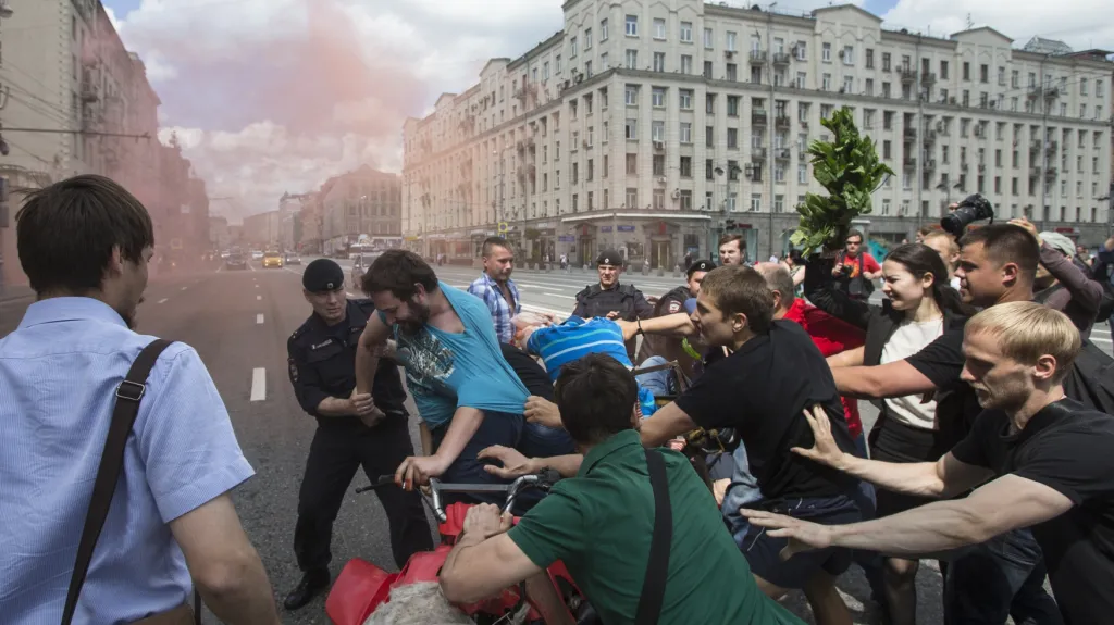 Odpůrci gayů napadli aktivistu při pochodu za práva homosexuálů