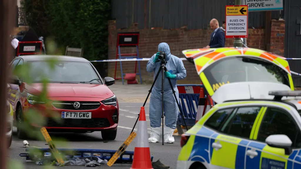 Člen forenzního týmu v londýnské čtvrti Golders Green, kde došlo k pobodání (29. dubna 2026)