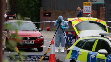 Člen forenzního týmu v londýnské čtvrti Golders Green, kde došlo k pobodání (29. dubna 2026)