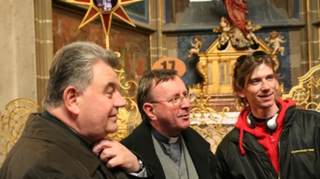 Dominik Duka na natáčení Santiniho jazyka