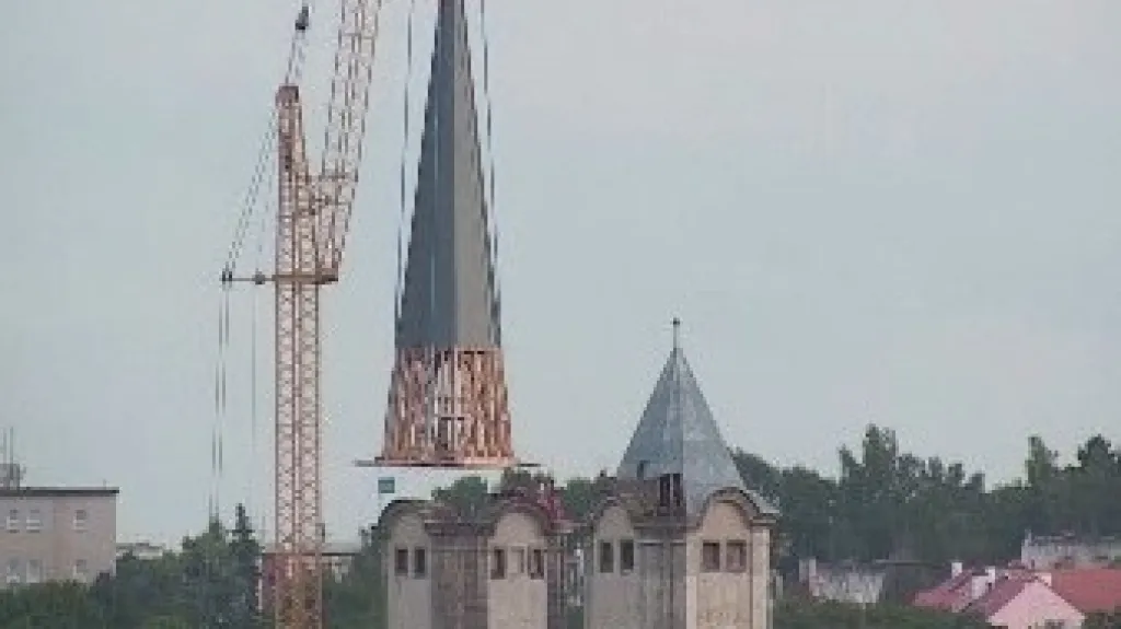 Osazení věže kostela