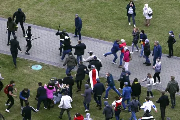 Policie v Minsku tvrdě zasáhla proti demonstrantům. Zadržela také desítky novinářů
