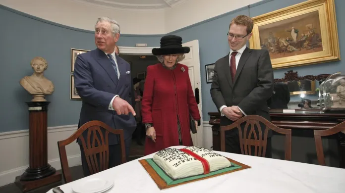 Princ Charles (vlevo) a jeho choť Kamila s dortem k 200. výročí narození Dickense