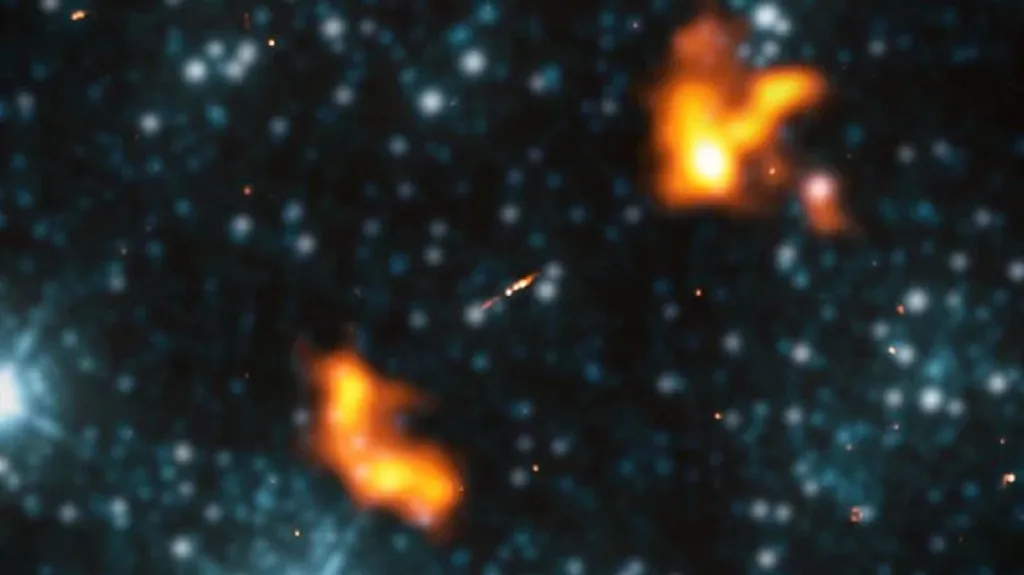 Galaxie Alcyoneus s oranžově zvýrazněnými laloky