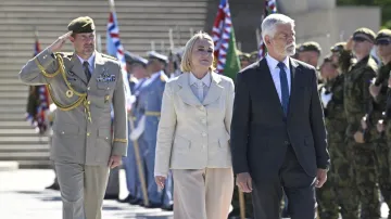 Zleva Karel Řehka, Jana Černochová a Petr Pavel při nástupu ke Dni ozbrojených sil