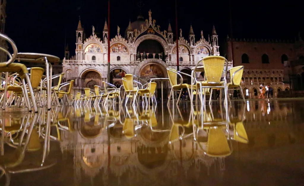 Záplavy v Benátkách jsou stále častější. Na snímku je zaplavené slavné náměstí svatého Marka