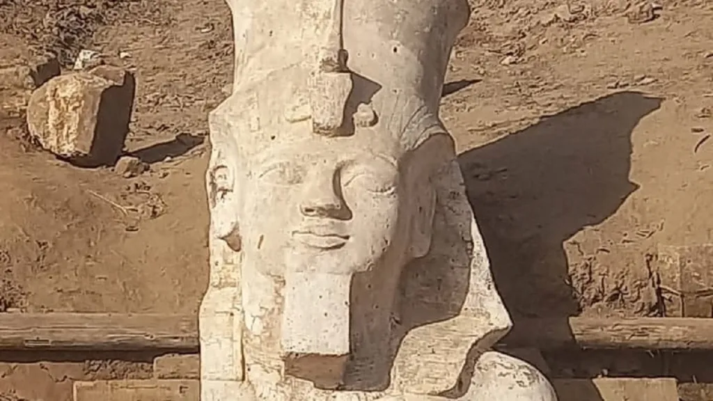 Nově nalezená socha Ramsese II. (pro plné zobrazení nutno rozkliknout)
