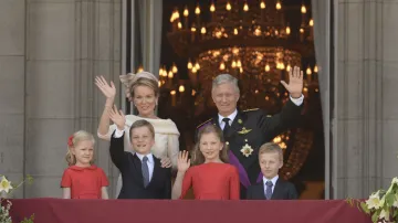 Nový belgický král Phillippe s rodinou zdraví Belgičany