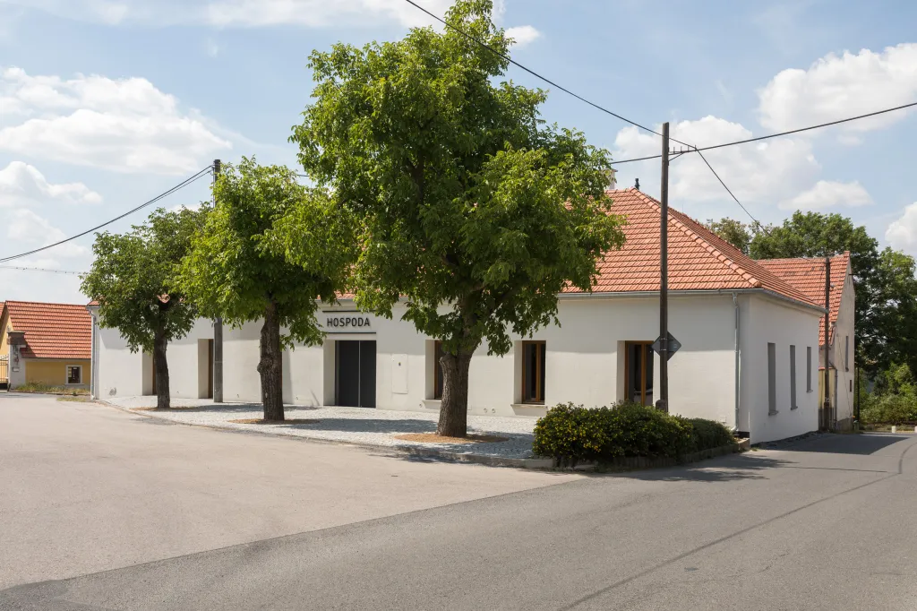 Do pětice finalistů byla vybrána rekonstrukce hospody se sálem v Máslovicích (Atelier bod architekti).