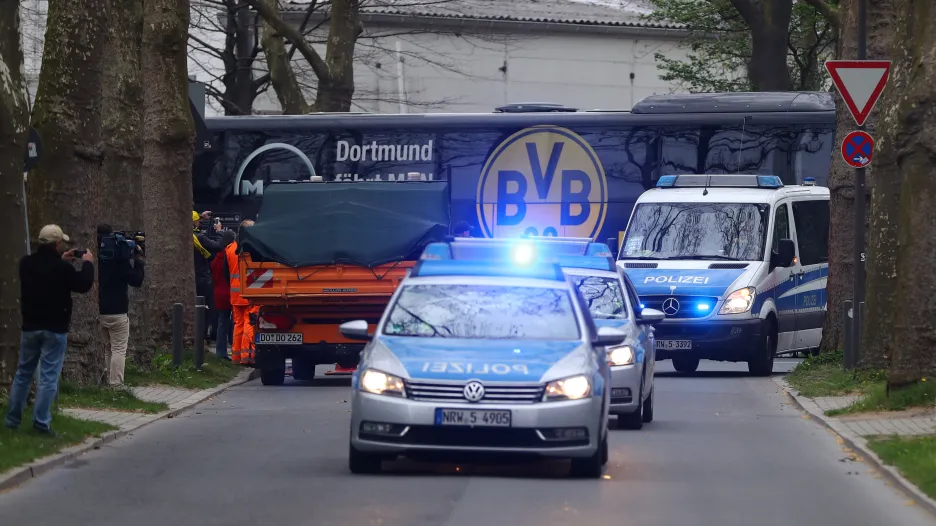 Autobus s hráči Borussie s policejním doprovodem
