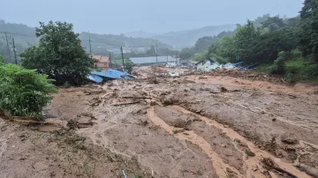Pohled na vesnici zničenou sesuvem půdy způsobeným přívalovými dešti v jihokorejském Sancheongu, 19. července 2025