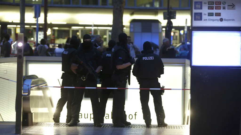 Policie u nákupního centra v Mnichově