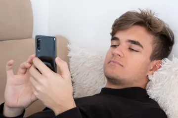 Děti přicházejí o spánek. Vědci varují před sociálním jet lagem