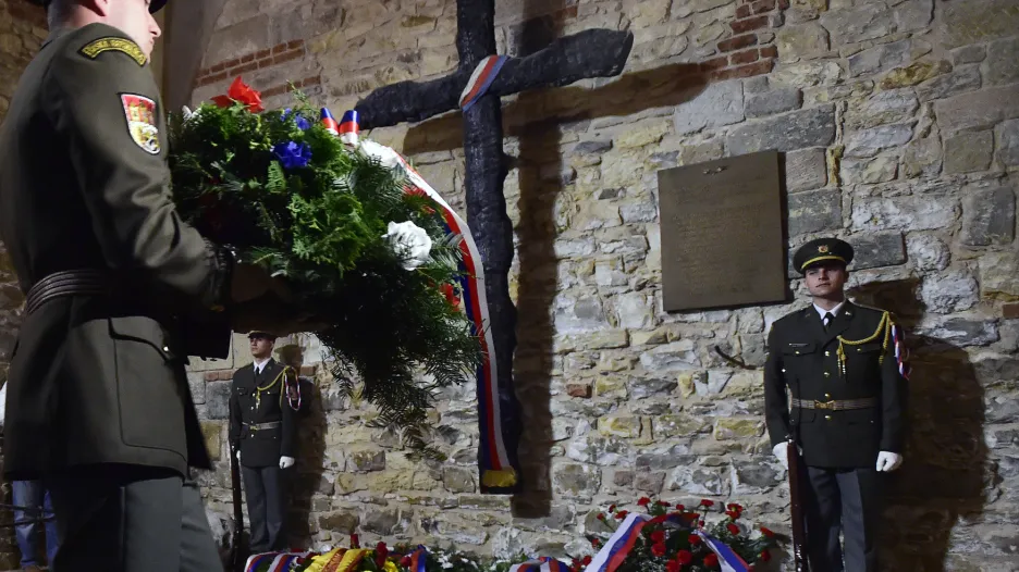 Zástupci ČSBS, Prahy a parlamentu položili ve Staroměstské radnici věnce obětem povstání