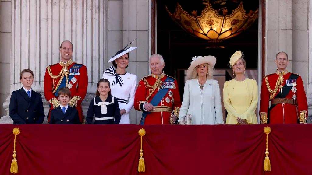 Královská rodina na balkoně Buckinghamského paláce