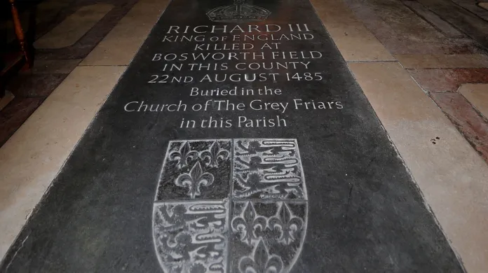 Pamětní deska Richarda III. v katedrále v Leicesteru