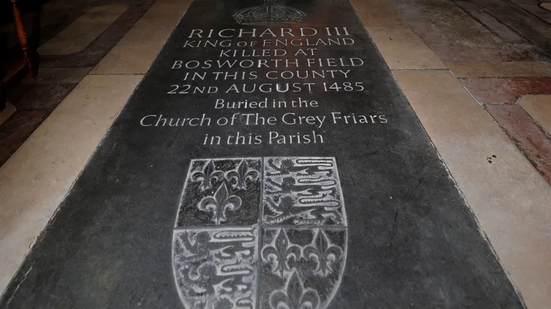 Pamětní deska Richarda III. v katedrále v Leicesteru