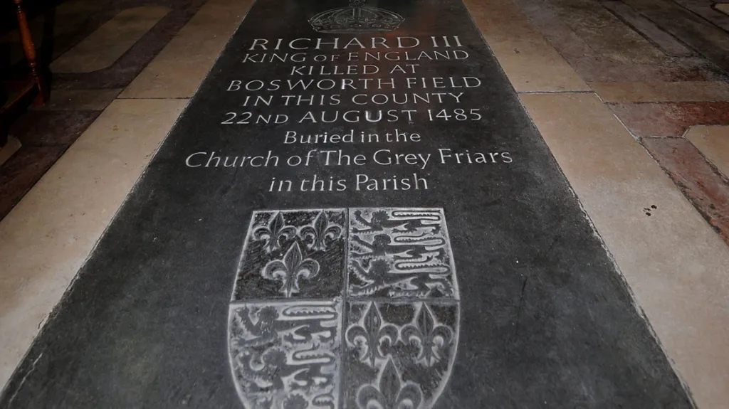 Pamětní deska Richarda III. v katedrále v Leicesteru