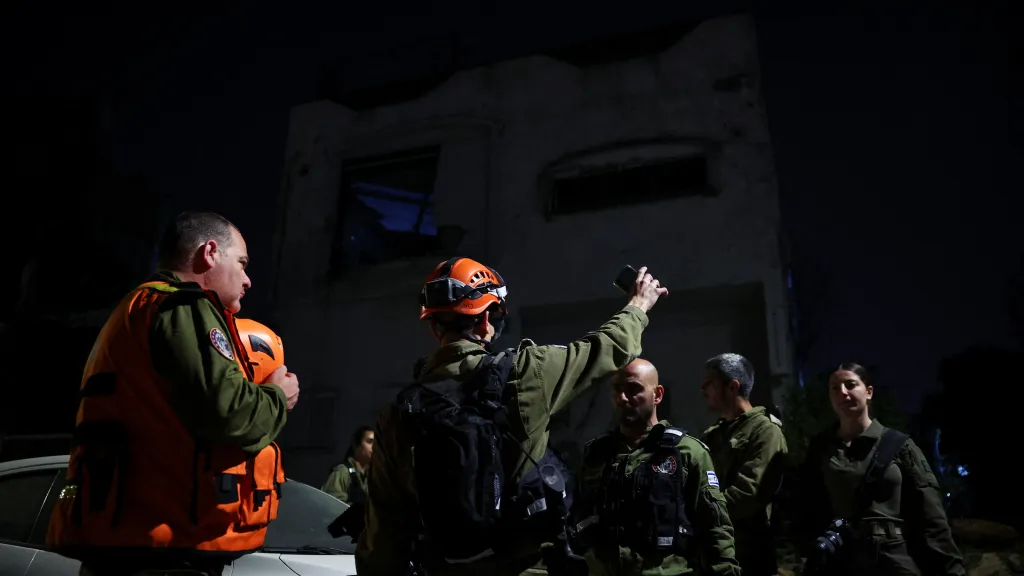 Záchranné týmy v místě dopadu íránské rakety v izraelském městě Ramat Gan