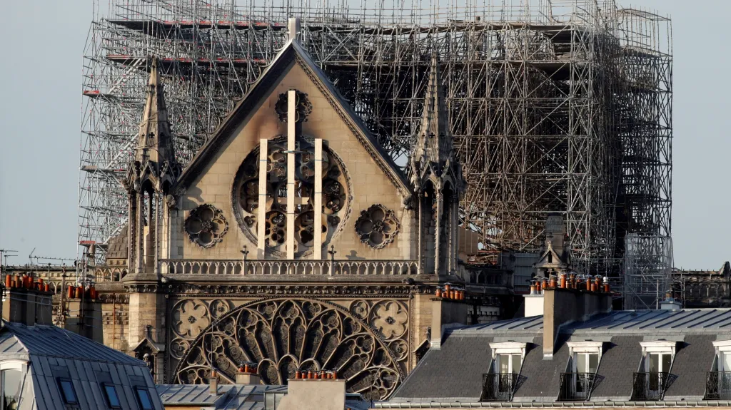 Poškozená katedrála Notre-Dame