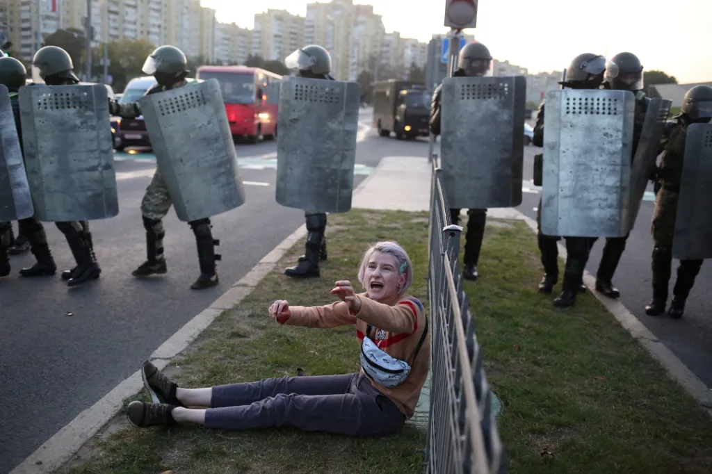 Situace v Bělorusku je stále vyhrocená a ze strany policie dochází k represím vůči demonstrantům. Na snímku je žena, která přišla protestovat proti utajené inauguraci Alexandra Lukašenka