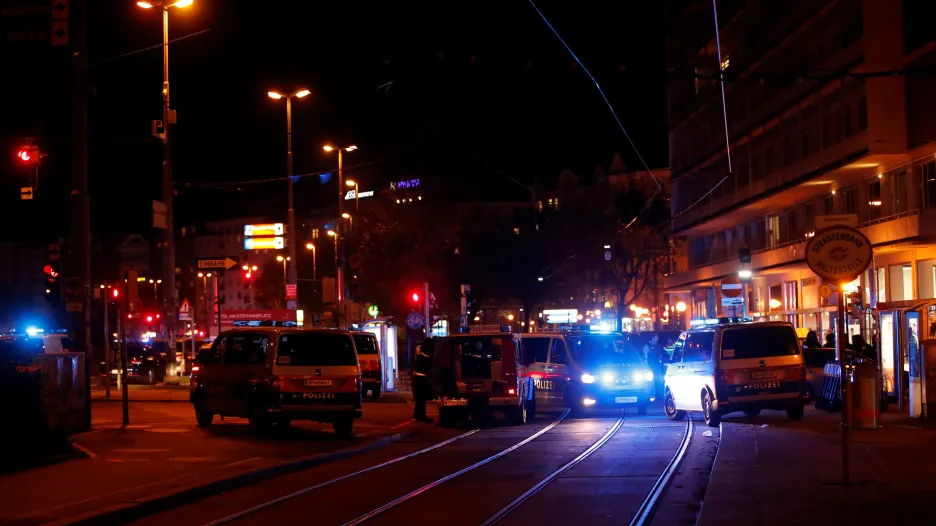 Policie zablokovala ulici poblíž náměstí Schwedenplatz